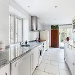 6 Bedroom Pet Friendly In Монрежо