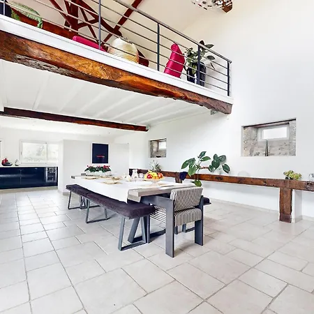 Сasa de vacaciones 6 Bedroom Pet Friendly In *