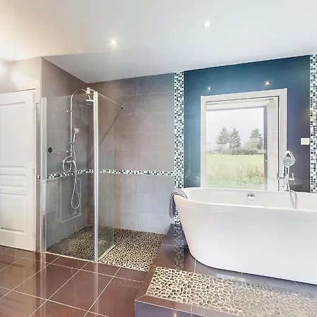 6 Bedroom Pet Friendly In *