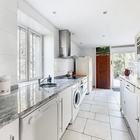 6 Bedroom Pet Friendly In Montréjeau